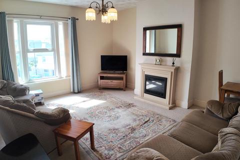 2 bed property, in Pier Street, £160,000