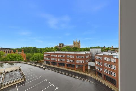 2 bed property, in Broadway, £140,000