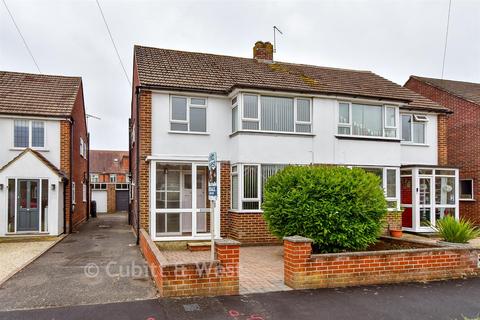 3 bed property, in Court Close, £325,000