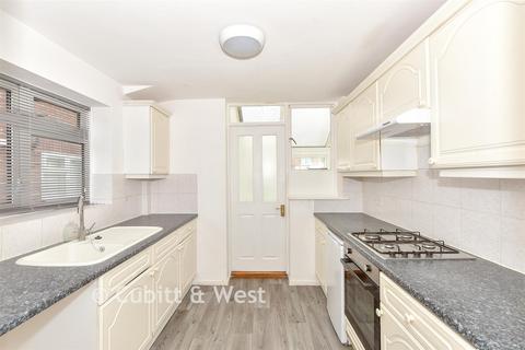 3 bed property, in Court Close, £325,000