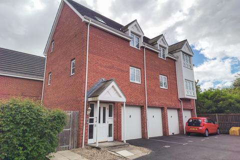 2 bed property, in Lyon's Court, £112,000