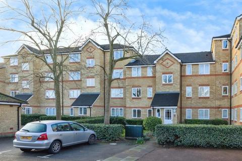 1 bed property, in London E14, £225,000