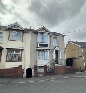 3 bed property, in High Street, £125,000