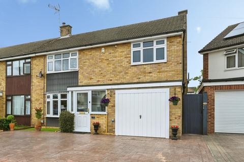 6 bed property, in Birchdale Avenue, £450,000