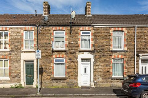 2 bed property, in Bath Road, £120,000