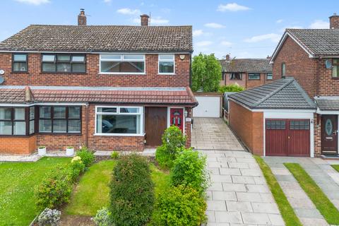 3 bed property, in Tenbury Drive, £210,000