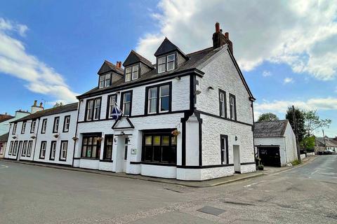 3 bed property, in High Street, £300,000