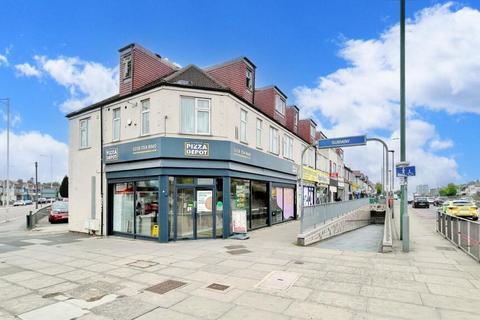 1 bed property, in 992B Eastern Avenue, £120,000