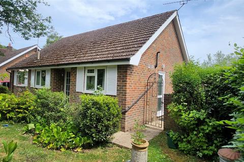 2 bed property, in Broad Lane, £550,000
