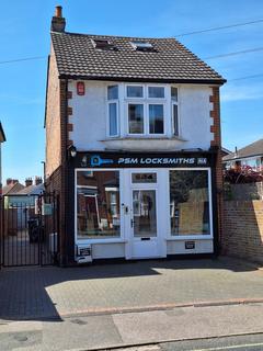 2 bed property, in Woodbridge Road, £425,000