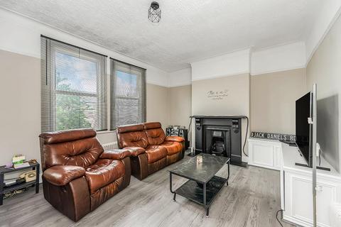 2 bed property, in Fraser Road, £525,000