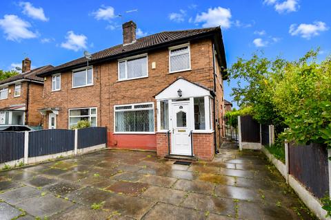 3 bed property, in Lee Crescent, £275,000