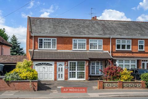 4 bed property, in Stourbridge Road, £350,000