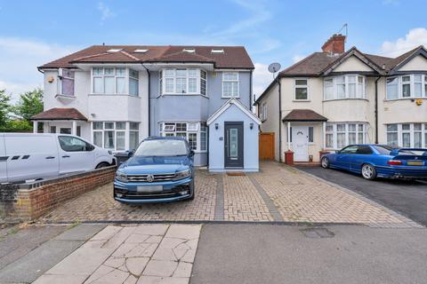 2 bed property, in Camrose Avenue, £400,000