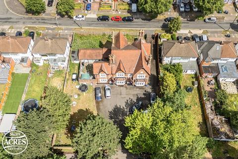 5 bed property, in Regina Lodge, £950,000