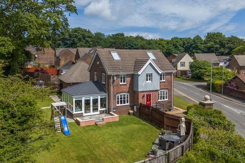 5 bed property, in Ffordd Taliesin, £500,000