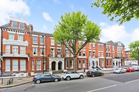 1 bed property, in Elgin Avenue, £350,000
