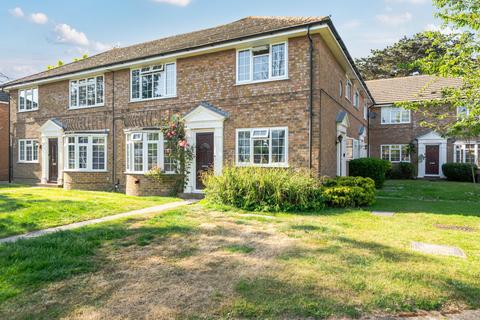 2 bed property, in St. Lawrence Avenue, £240,000