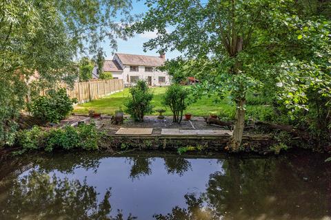 4 bed property, in Laches Lane, £450,000