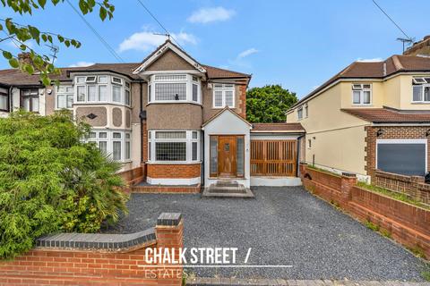 3 bed property, in Heather Glen, £575,000