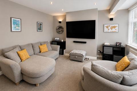 3 bed property, in Rossall Avenue, £260,000