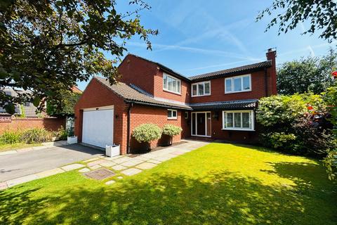 5 bed property, in Woodland Drive, £775,000