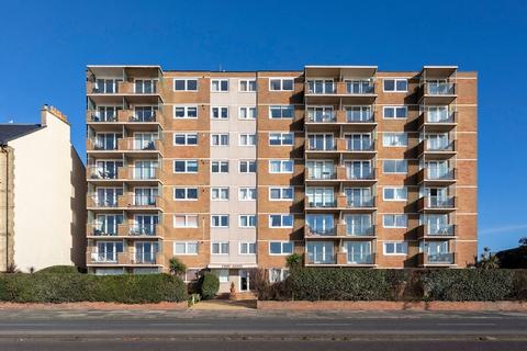 2 bed property, in Kingsway, £450,000