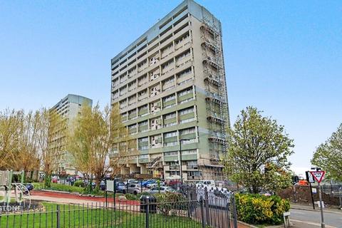 1 bed property, in Montague Road, £180,000