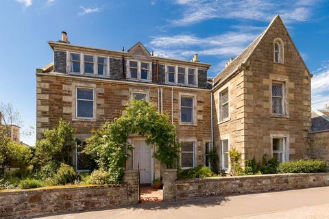6 bed property, in Beechwood, £895,000