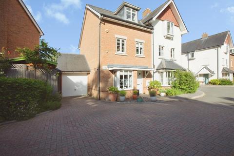 4 bed property, in Ashengate Way, £435,000