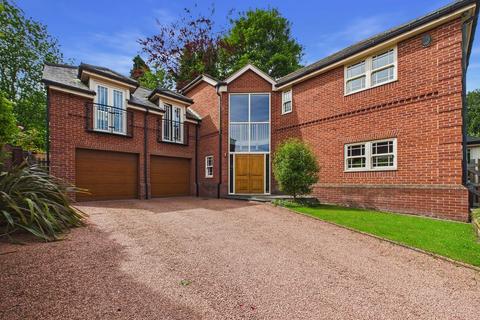 5 bed property, in Moorgate Avenue, £825,000