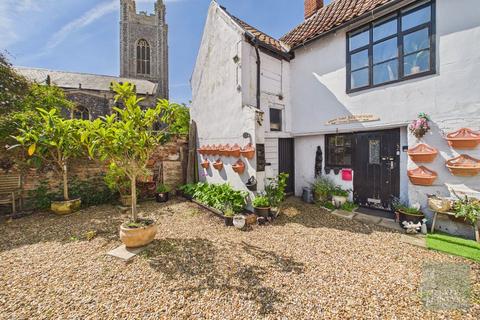 2 bed property, in Cross Street, £165,000