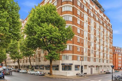 1 bed property, in Chelsea Cloisters, £425,000