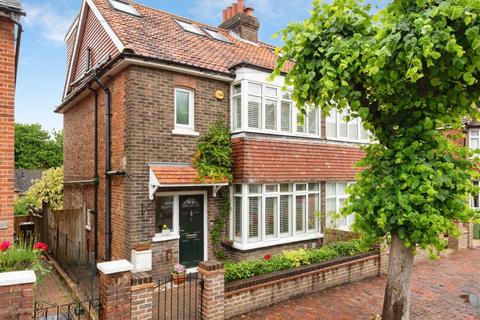 4 bed property, in Hopwood Gardens, £675,000