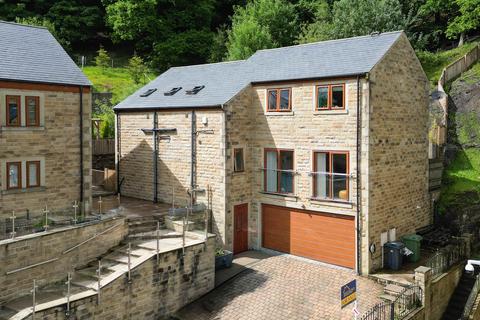 4 bed property, in Parkside Road, £470,000