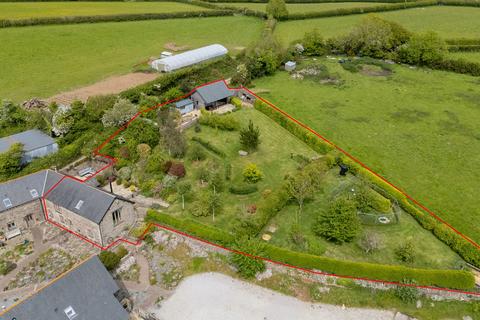 4 bed property, in Venton Court, £585,000