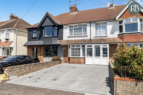3 bed property, in Manor Hall Road, £425,000