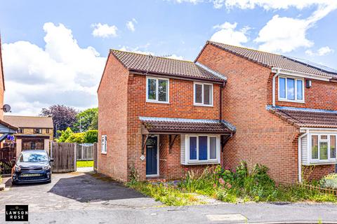 2 bed property, in Benham Drive, £240,000