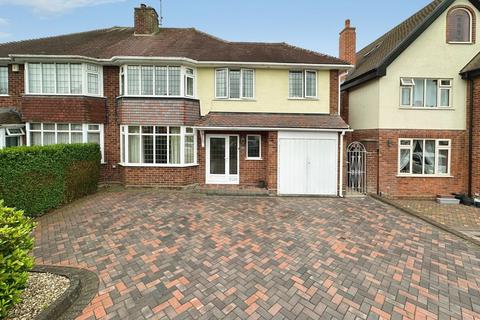 3 bed property, in Rushall Manor Road, £425,000
