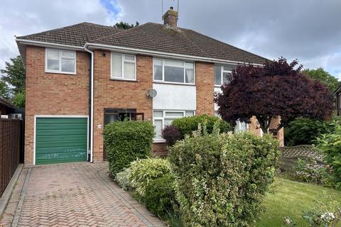 3 bed property, in Cedar Close, £375,000