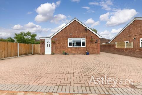4 bed property, in Raymond Close, £335,000