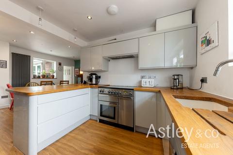 4 bed property, in Raymond Close, £335,000