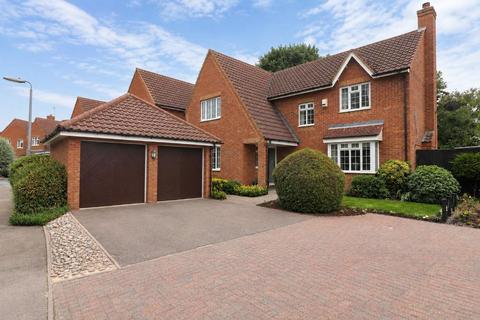 4 bed property, in Manor Farm Close, £765,000