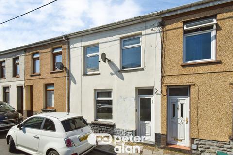 3 bed property, in Victoria Street, £90,000
