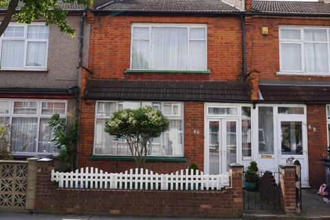 2 bed property, in Beverstone Road, £390,000
