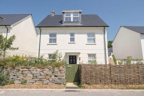 5 bed property, in Wood Close, £649,950