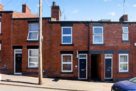 2 bed property, in Nettleham Road, £180,000