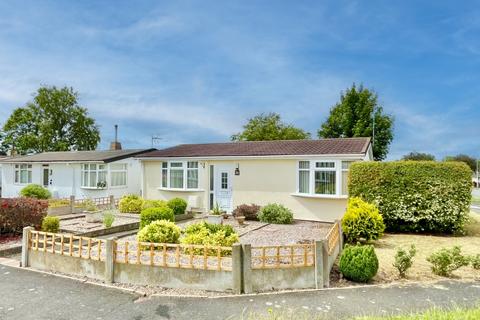 2 bed property, in Lincoln Green, £165,000