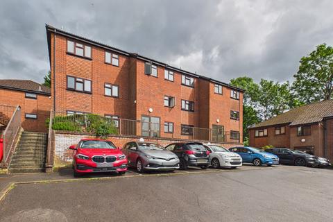 2 bed property, in Kaybridge Close, £170,000