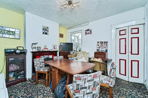 3 bed property, in St. Pauls Crescent, £130,000